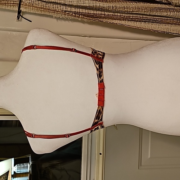 Victoria Secret, Like New in Excellent condition balconet 34C, Red and Black - Picture 5 of 6